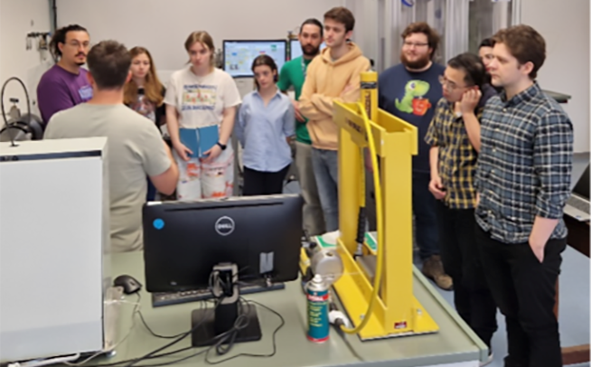Anthony Lamur explains how to use the GasPerm to the course participants
